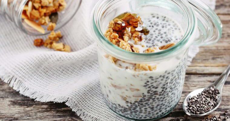 Një kupë kos e tejmbushur për mëngjes