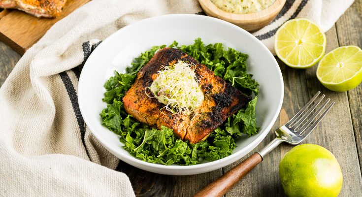Salmon i Pjekur me Salcë Avokado