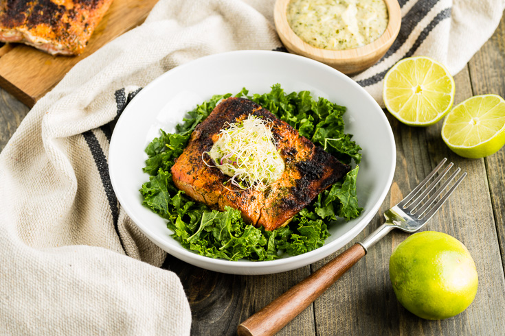 Salmon i Pjekur me Salcë Avokado